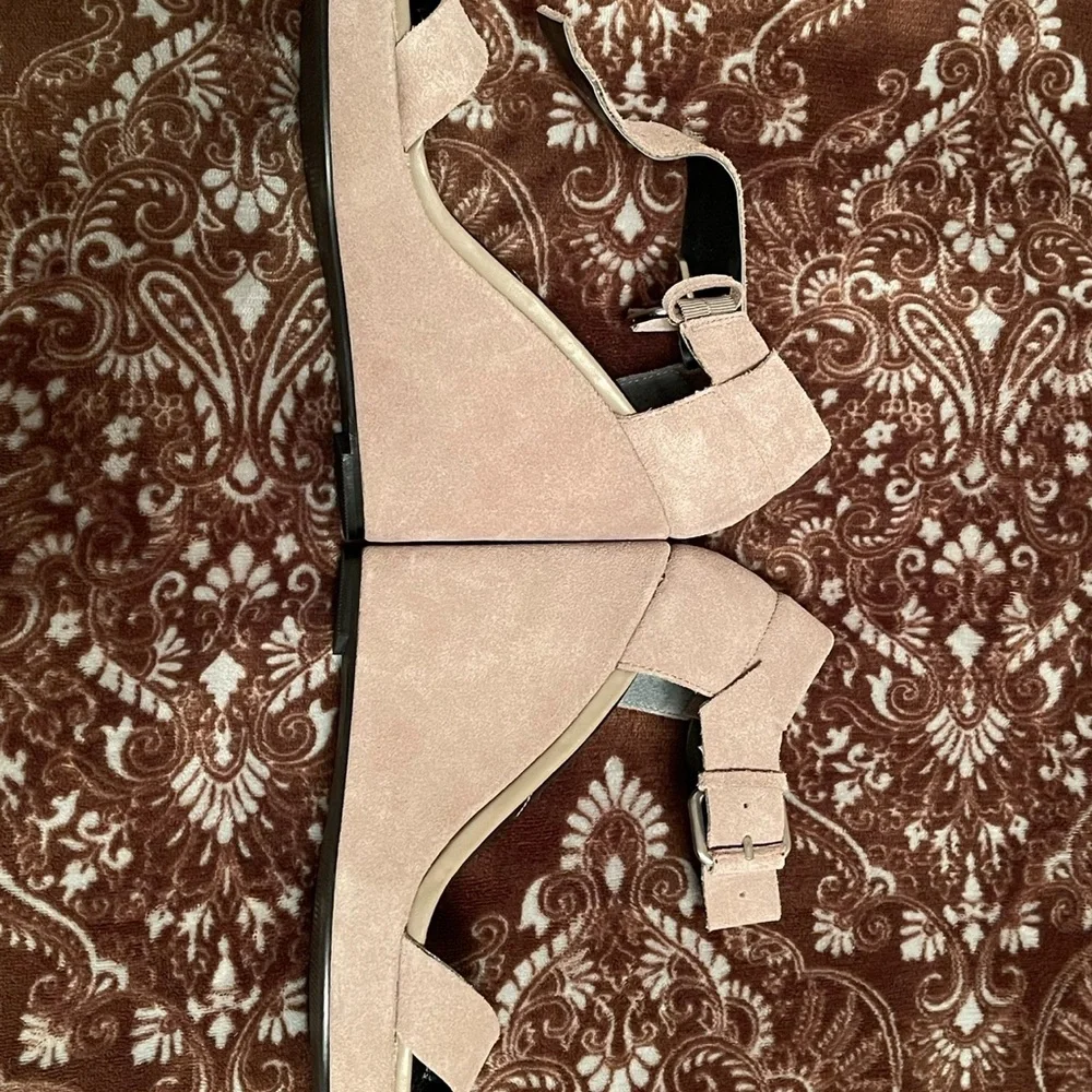 Charles David Grey/Taupe Suede wedge sandals.in size 6.5. - Picture 9 of 10
